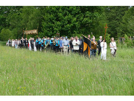 Bittprozession um den Kleinen Berg an Pfingstmontag (Foto: Karl-Franz Thiede)